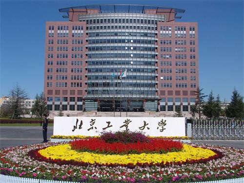 工業(yè)機(jī)器人學(xué)校選哪里？